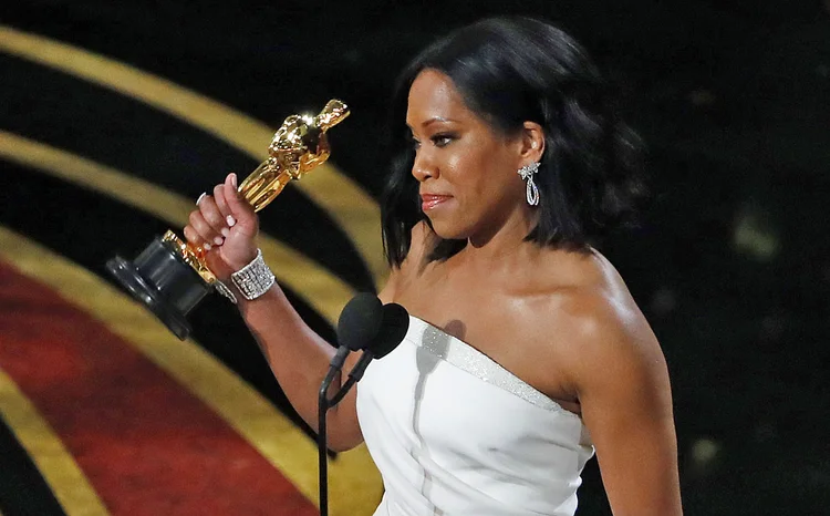 Regina King recebe o Oscar de "Melhor atriz coadjuvante" por sua atuação em "Se a Rua Beale Falasse" (Mike Blake/Reuters)