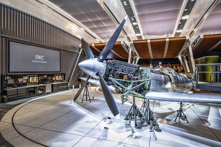 Um avião Spitfire da IWC no estande da Montblanc, no SIHH de 2019: investimento em marketing para seduzir os revendedores (IWC/Divulgação)