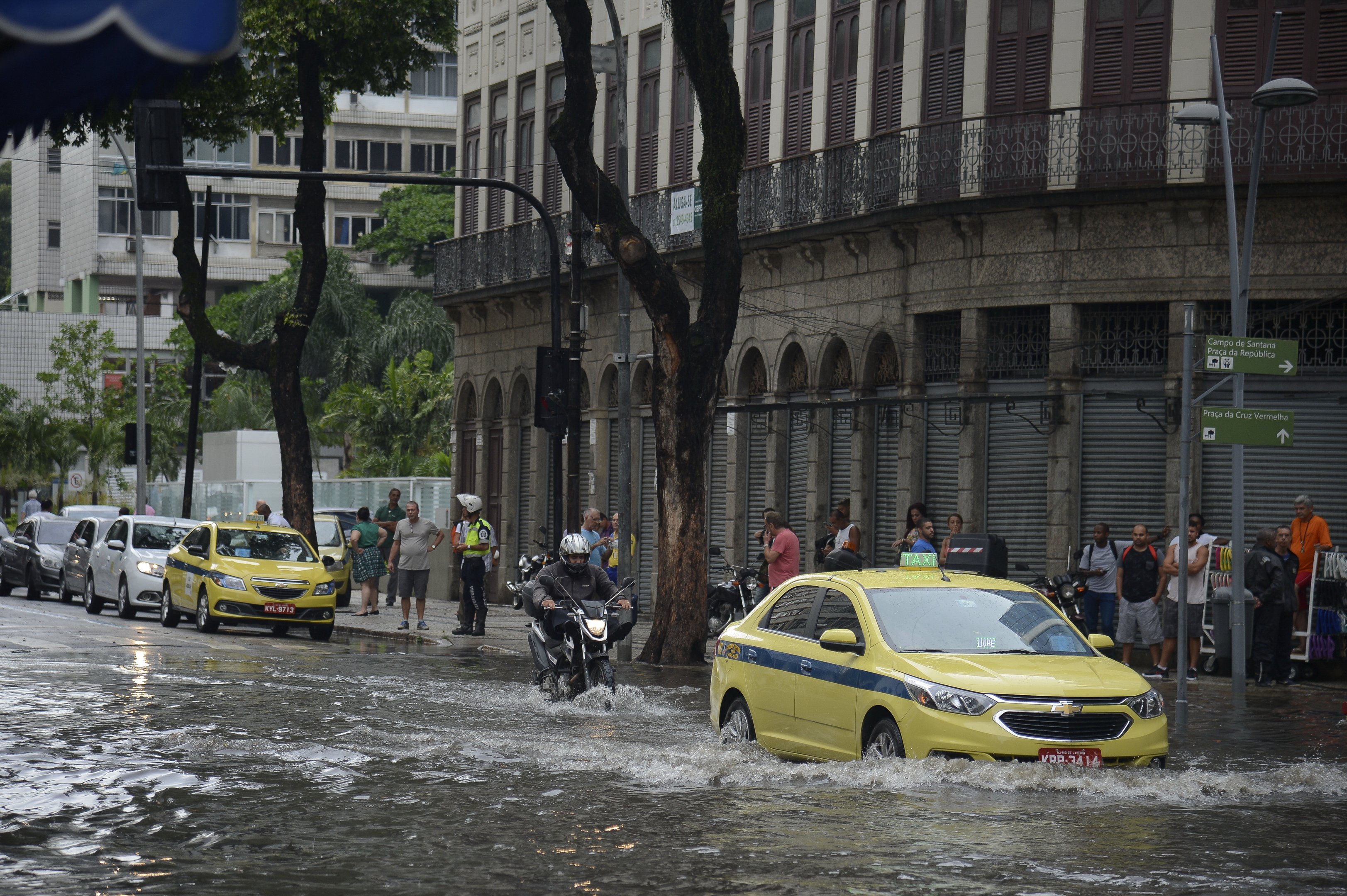 Chuvas no Rio de Janeiro deixam dois desaparecidos, alaga hospital e fecha Avenida Brasil