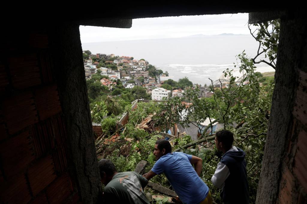Chuva forte provoca deslizamentos e alagamentos no Rio de Janeiro
