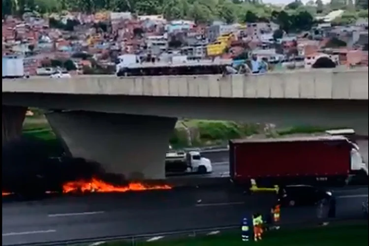 Queda de aeronave aconteceu na Rodovia Anhanguera, em São Paulo (Facebook/Reprodução)