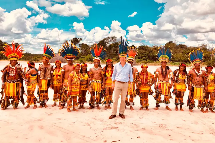 Salles: na quarta, o ministro já havia publicado uma foto em sua conta do Twitter, também com cocar, na Festa da Colheita do Povo Pareci (Twitter/Reprodução)