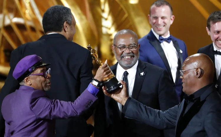 Spike Lee recebe o Oscar de "Melhor roteiro adaptado" por "Infiltrado na Klan" (Mike Blake/Divulgação)