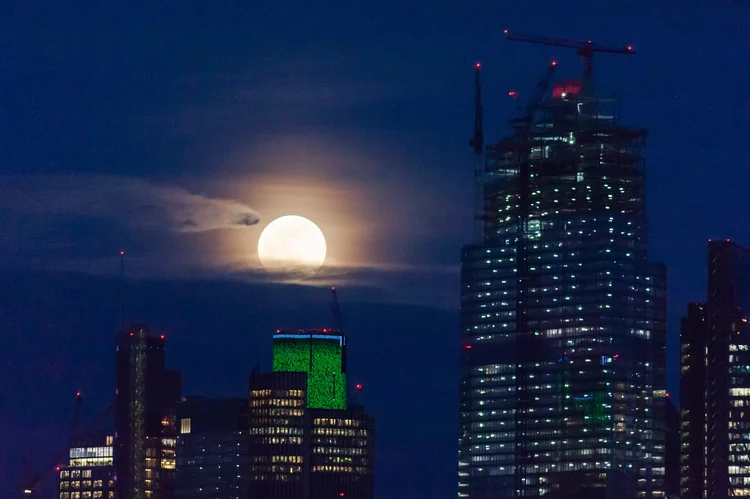 Superlua: fenômeno "superlua rosa" não está relacionado ao tom do satélite (WIktor Szymanowicz/NurPhoto via Getty Images/Getty Images)