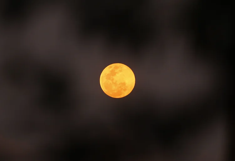 Superlua: a distância média entre a Lua e a Terra é de cerca de 384 mil quilômetros (km) (Chaiwat Subprasom/SOPA Images/LightRocket/Getty Images)