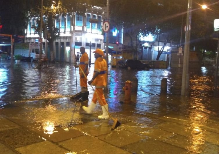 Tempestade deixa seis mortos e provoca alagamentos no Rio de Janeiro