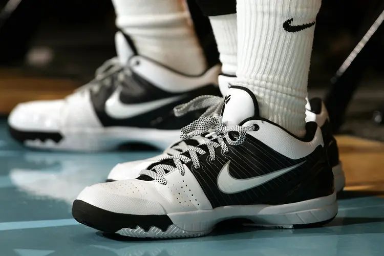 Jogador de basquete usa tênis da Nike: marca enfrenta crise e pode ser responsabilizada (Jim R. Bounds/Bloomberg)