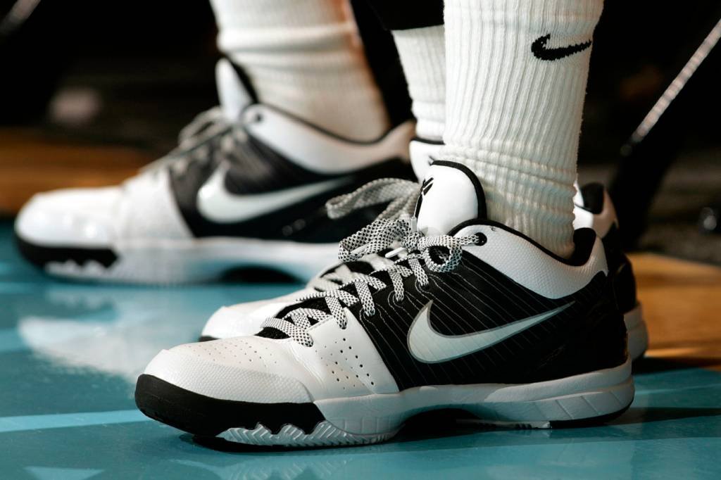 Jogador de basquete caiu na quadra – e isso criou uma crise para a Nike