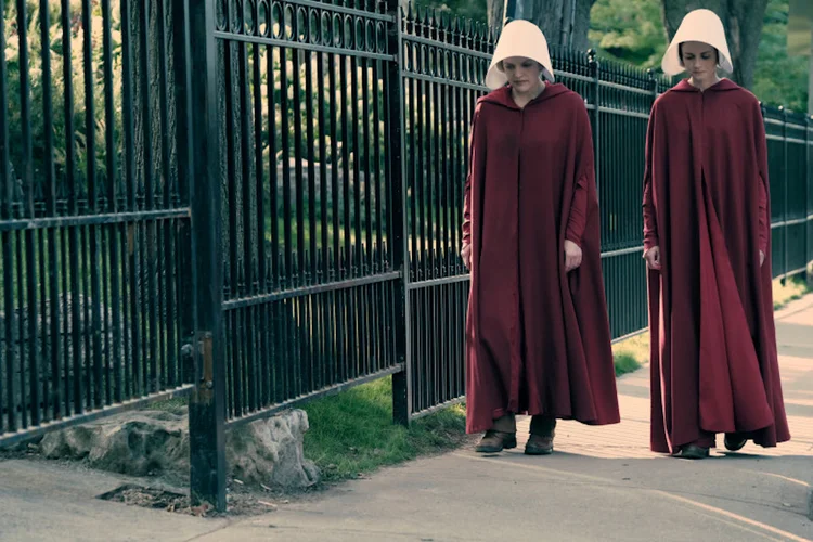 Elisabeth Moss e Alexis Bledel: atrizes em cena da série "The Handmaid's Tale" (Hulu/Divulgação)