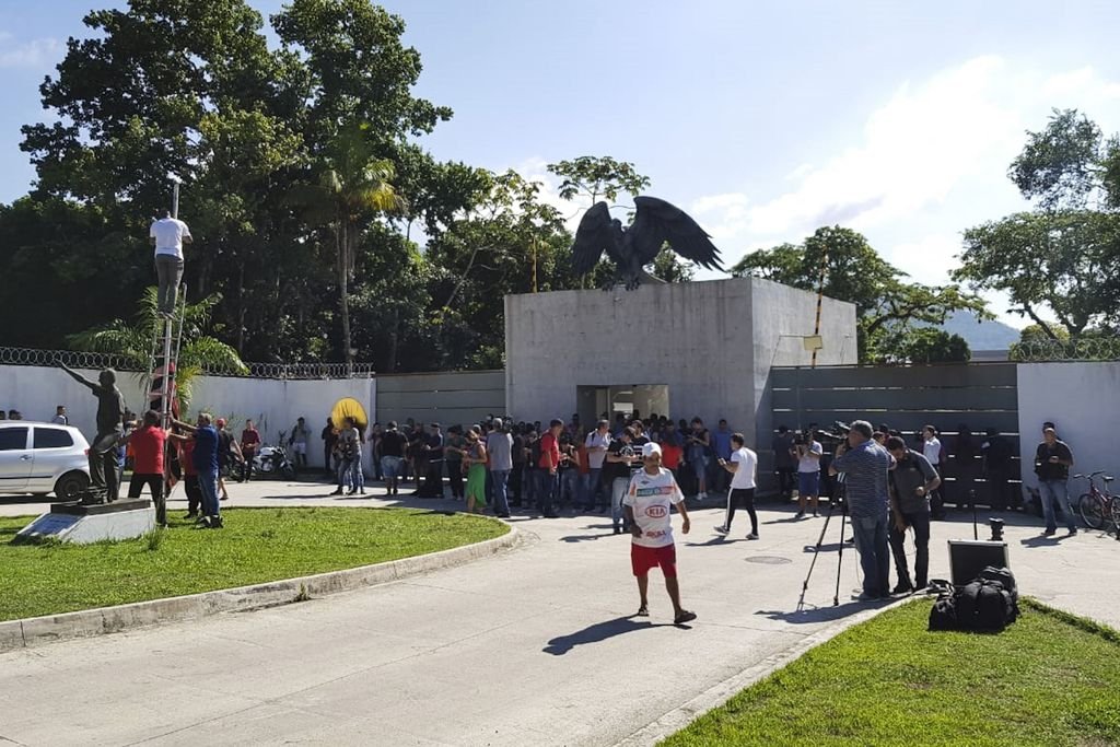 Tia de vítima tenta liberar corpo no IML e critica Flamengo