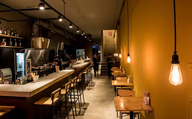 Ambiente industrial do Toki, em Pinheiros: com um pé mais em Nova York do que em Tóquio (Izakaya Toki/Divulgação)