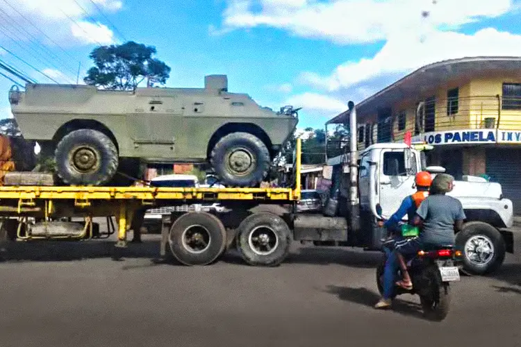 Tanques venezuelanos em Santa Elena do Uiarén: presidente Nicolás Maduro ordena fechamento da fronteira com Brasil (Twitter/Reprodução)