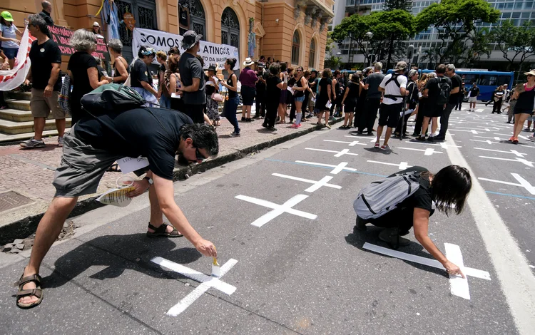 Belo Horizonte, MG: manifestantes pintam cruzes enquanto protestam contra a mineradora brasileira Vale SA, em 24 de fevereiro de 2019 (Washington Alves/Reuters)