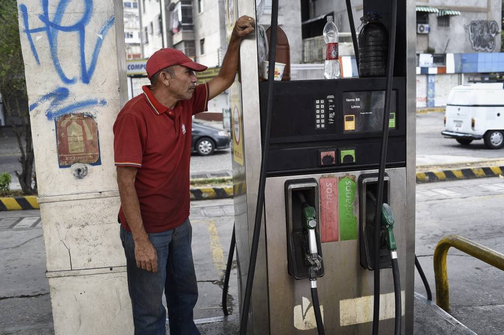 Funcionário em posto de gasolina fora de serviço da PDVSA em Caracas no dia 29/01/2019 (Carlos Becerra/Bloomberg)