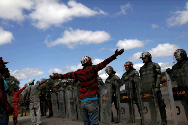 Venezuela: Nicolás Maduro colocou as Forças Armadas na fronteira do país (Ricardo Moraes/Reuters)