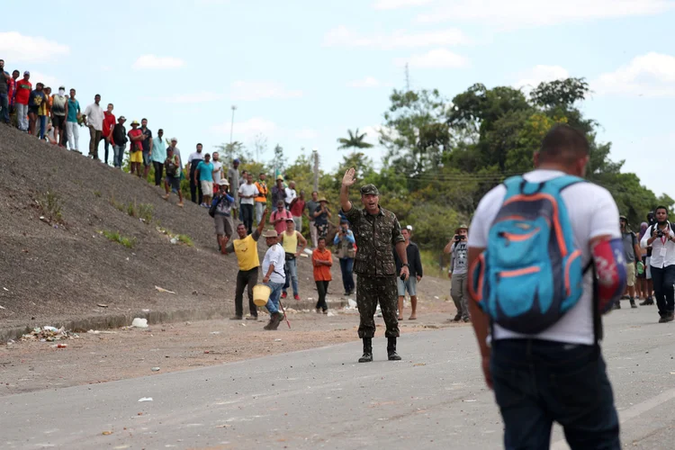 Confronto: general brasileiro tenta impedir conflito na fronteira (Ricardo Moraes/Reuters)