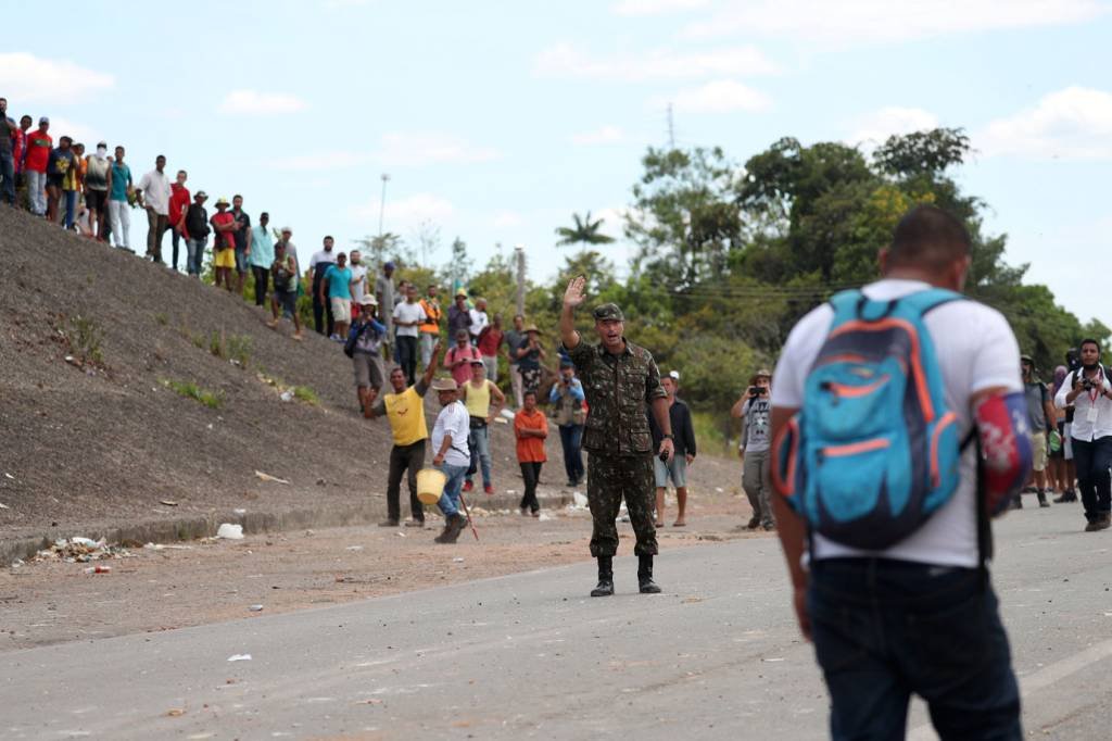 Domingo tem novos confrontos na fronteira da Venezuela com o Brasil