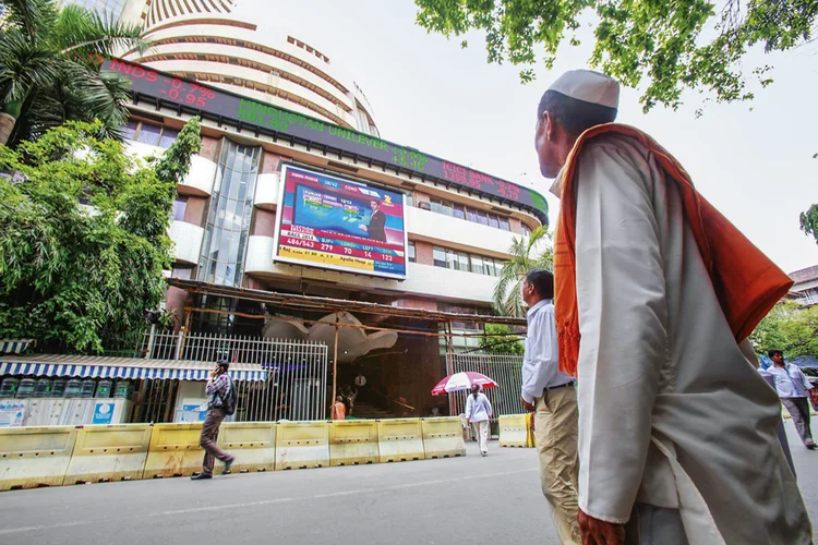 Pessoas em frente à Bolsa de Valores de Mumbai, na Índia: os ganhos de produtividade sustentam o ritmo intenso de crescimento econômico | Imtiyaz Shaikh/Anadolu Agency/Getty Images / 