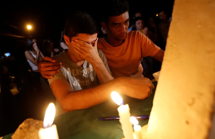 Vigília em Brumadinho (MG): pessoas acendem velas na entrada da cidade (Adriano Machado/Reuters)