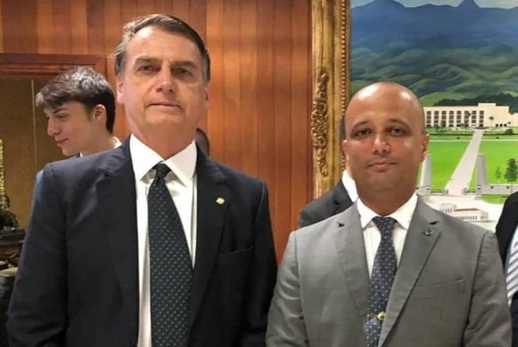 Jair Bolsonaro e major Vitor Hugo: líder do governo na Câmara admite erro em convite para reunião com lideranças (Facebook/Reprodução)