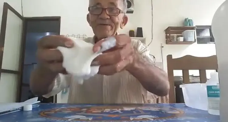 Vovô do slime: Nilson Izaias, de 72 anos, publica vídeos relacionados ao cotidiano de sua vida no sítio (YouTube de Nilson Izaias/Reprodução)
