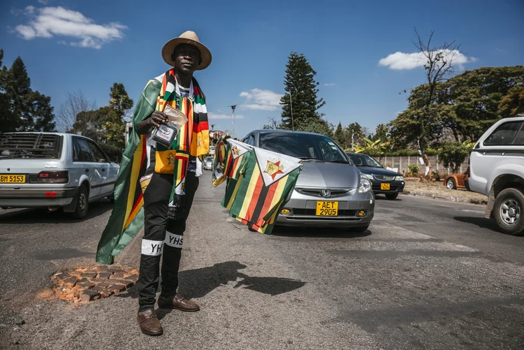 Vendedor de ruas com bandeiras do Zimbábue em Harare em julho de 2018 (Waldo Swiegers/Bloomberg)