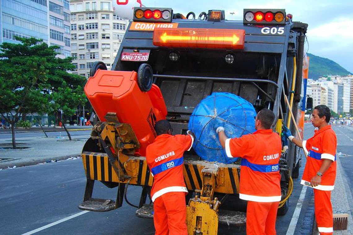 Prefeitura recolhe quase 300 toneladas de lixo após desfile no Rio