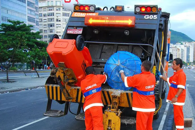 Companhia Municipal de Limpeza Urbana do Rio recolheu 283,3 toneladas de lixo nos quatro dias de desfile no Sambódromo (Prefeitura Rio de Janeiro/Divulgação)