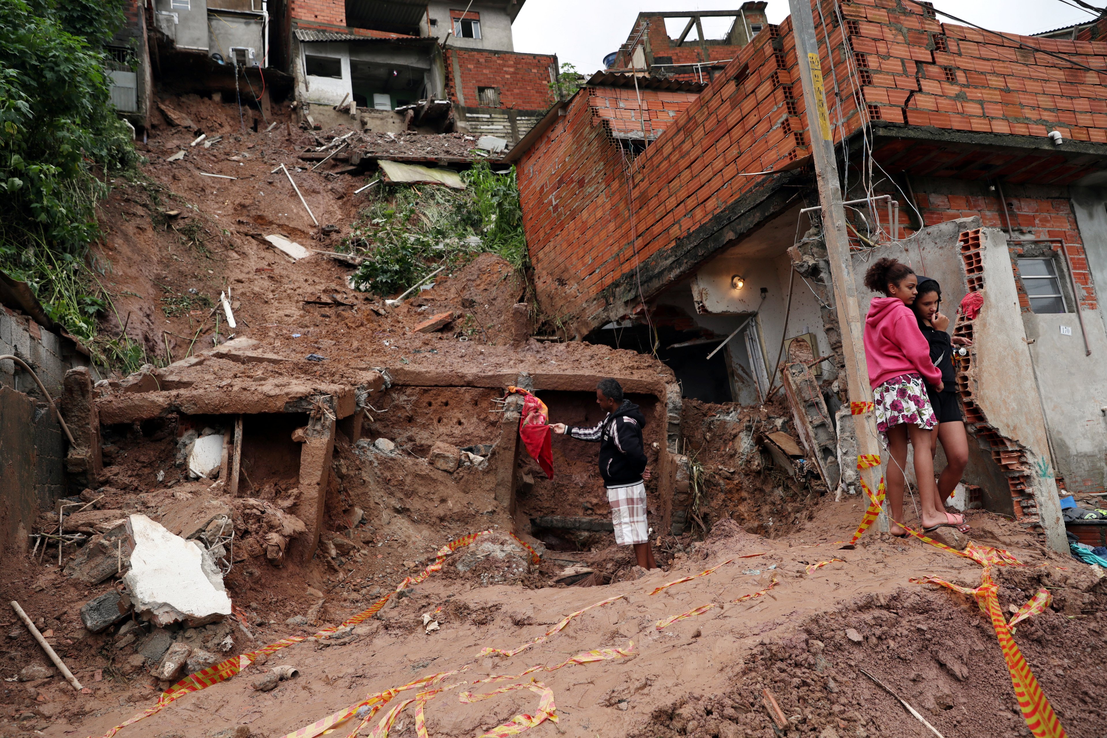 Mutirões ajudam atingidos pela chuva em São Paulo