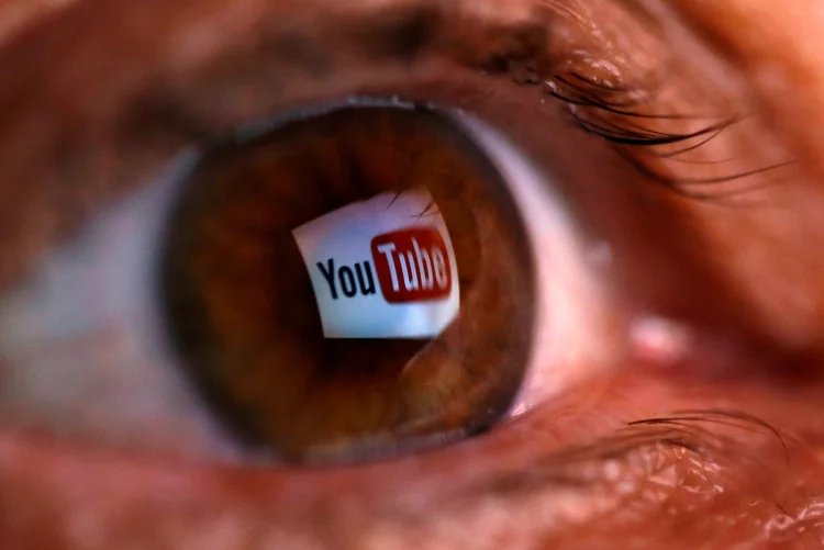 Logotipo do YouTube refletido no olho de uma pessoa.  (Dado Ruvic/Reuters)