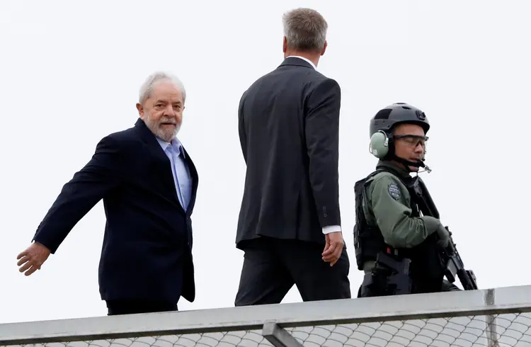 Lula: ex-presidente deixando a carceragem da PF, de Curitiba, para ir ao velório do neto em março deste ano (Rodolfo Buhrer/Reuters)