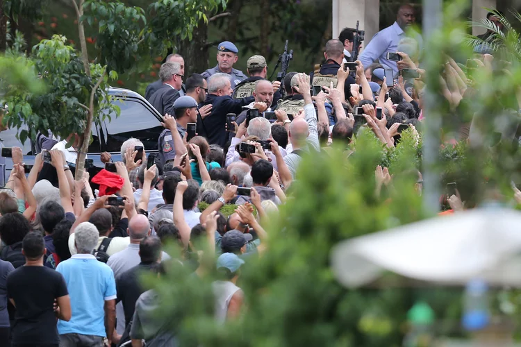 O ex-presidente Luiz Inácio Lula da Silva chega ao cemitério (Amanda Perobelli/Reuters)