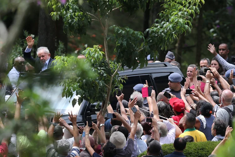 Lula: petista recebeu o apoio de militantes e aliados em cemitério (Amanda Perobelli/Reuters)