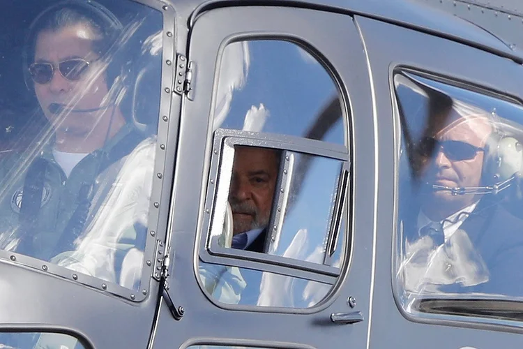 O ex-presidente Luiz Inácio Lula da Silva chega à sede da PF, onde cumpre pena, após comparecer ao funeral de seu neto de 7 anos, em Curitiba, Brasil, em 2 de março de 2019. REUTERS / Rodolfo Buhrer (Rodolfo Buhrer/Reuters)