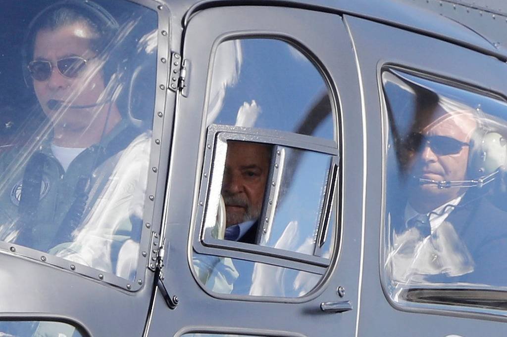 Lula volta para carceragem em Curitiba após cremação do neto