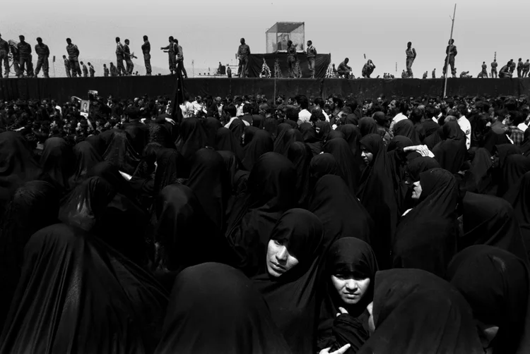 Mulheres rezam no local da praça Masala, onde fica o corpo do aiatolá Khomeini, em Teerã, Irã, 5 de junho de 1989 (Yannis Behrakis/Reuters)