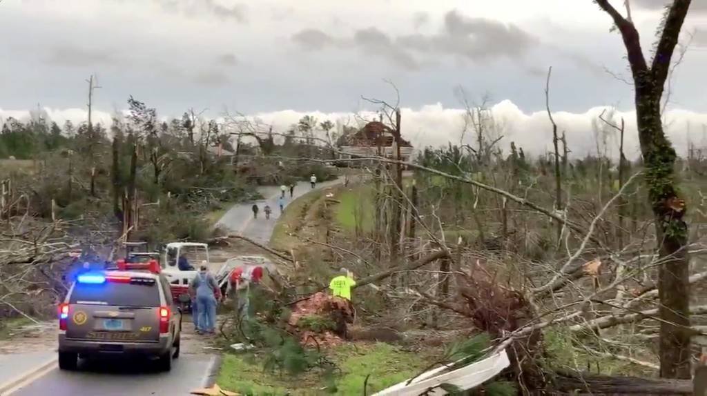 EUA: tornado atinge Alabama deixando rastro de morte e destruição