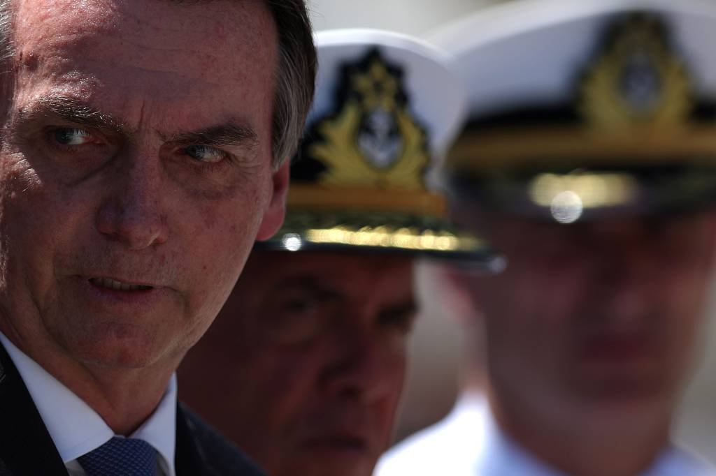 Bolsonaro e militares: o presidente orientou que as Forças Armadas retomem a celebração do golpe de 64 (Ricardo Moraes/Reuters)