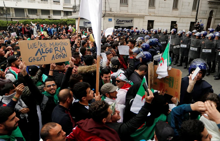 Policiais de guarda em frenta a protesto contra presidente da Argélia, Abdelaziz Bouteflika, em Argel
08/03/2019 (Zohra Bensemra/Reuters)