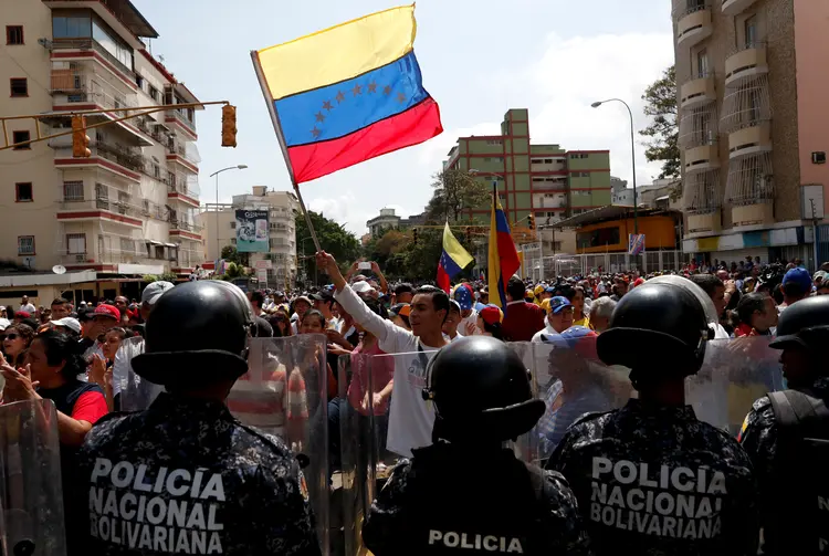 Venezuela: Bolton e Pompeo afirmaram que Maduro estava pronto para voar para Cuba na terça-feira (Carlos Garcia Rawlins/Reuters)