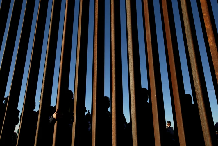 Fronteira: políticas mais rigorosas estão levando os imigrantes a seguir por territórios cada vez mais hostis (Jose Luis Gonzalez/Reuters)