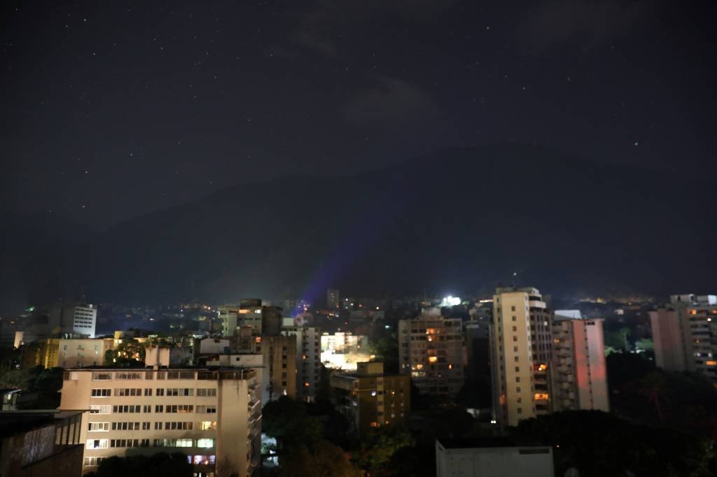 Gradualmente e de maneira parcial, bairros de Caracas e vários estados da Venezuela começaram hoje (10) a recuperar o fornecimento elétrico (Manaure Quintero/Reuters)