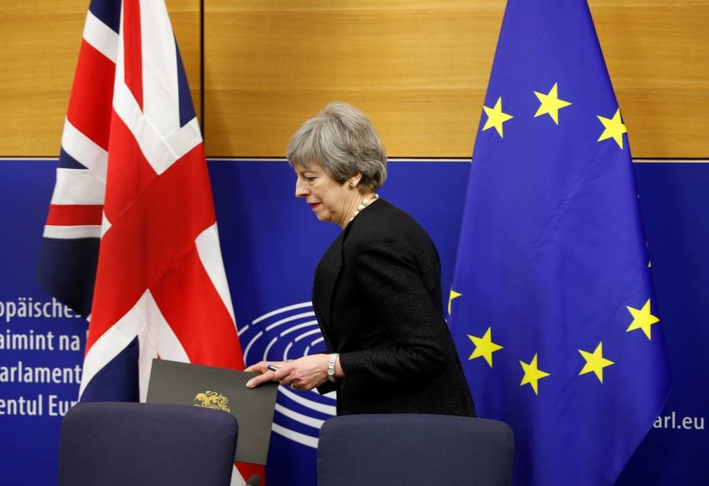 May propõe prorrogar Brexit em 3 meses se acordo não for aprovado