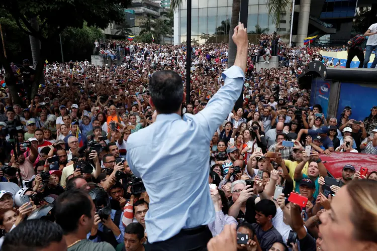 Juan Guaidó: "com valor e com força peço que confiem em vocês, que a Venezuela vai sair da escuridão, que o fim da usurpação está muito próximo" (Carlos Garcia Rawlins/Reuters)