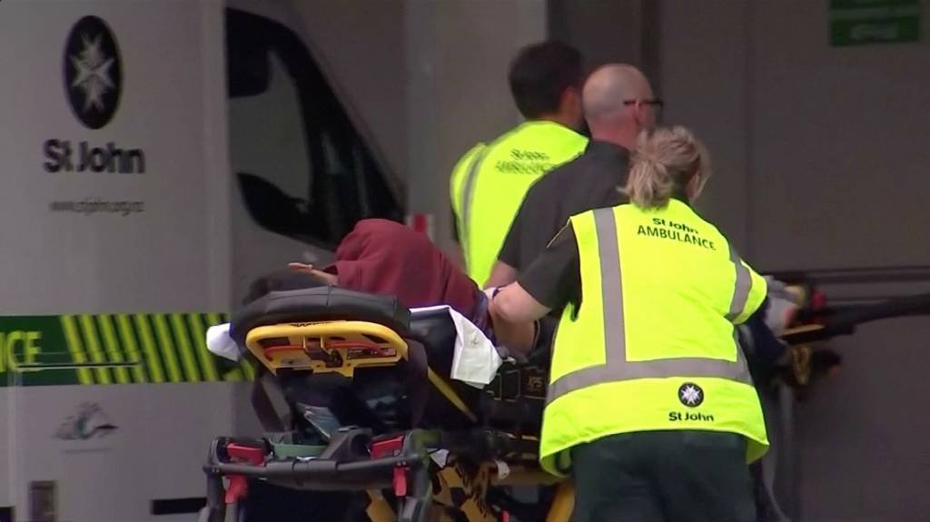Serviço médico de emergência leva,m pessoa ferida após ataque a mesquita na Nova Zelândia. 15 de março de 2019 TVNZ/via REUTERS TV (TVNZ/Reuters)