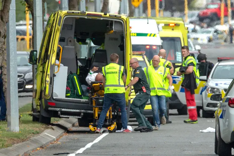 Serviços de emergência prestam socorro às vítimas do massacre em mesquita na Nova Zelândia (Martin Hunter/Reuters)