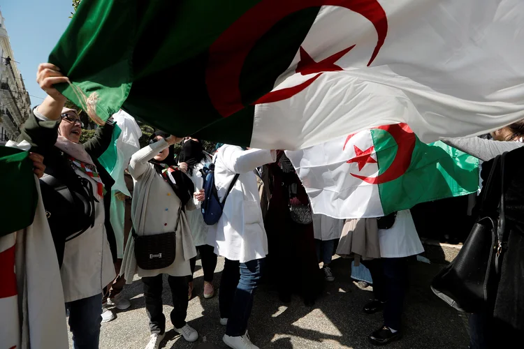 "Estamos aqui como movimento popular para exigir o fim deste sistema", afirmou um professor universitário (Zohra Bensemra/Reuters)