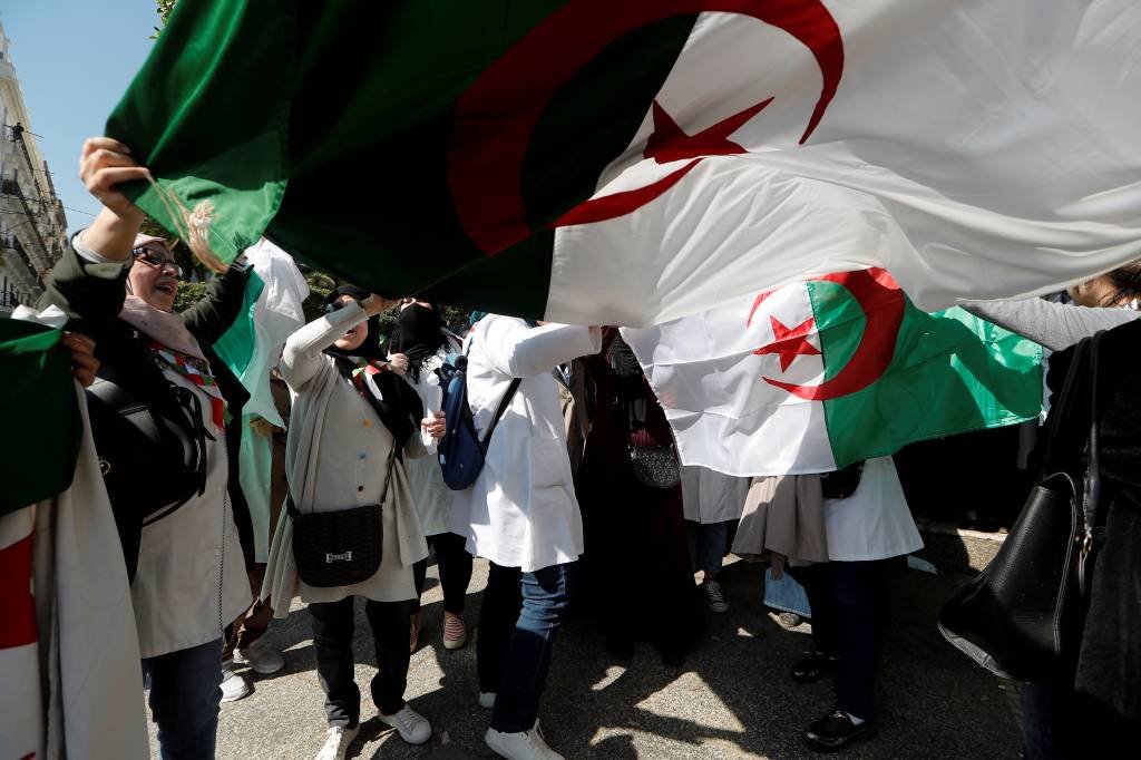 Manifestantes protestam contra corrupção do regime militar na Argélia