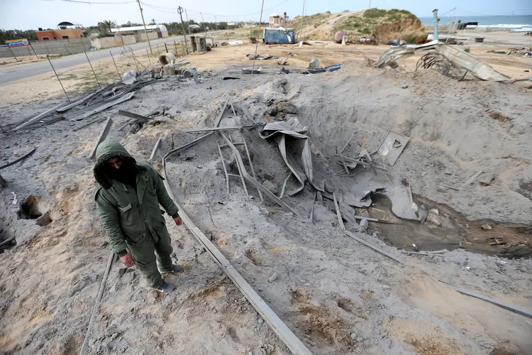 Faixa de Gaza: Palestino observa destruição, em março deste ano. (Ibraheem Abu Mustafa/Reuters)