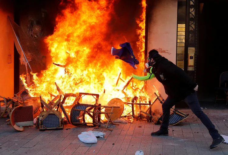 França: várias lojas foram saqueadas durante os protestos (Philippe Wojazer/Reuters)